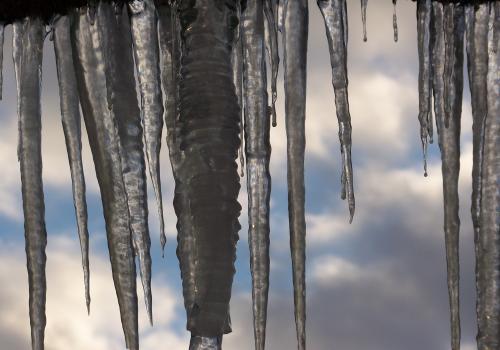 Eiszapfen (zingst-im-winter_100_6258.JPG) wird geladen. Ein Zingster Winter erwartet Sie.
